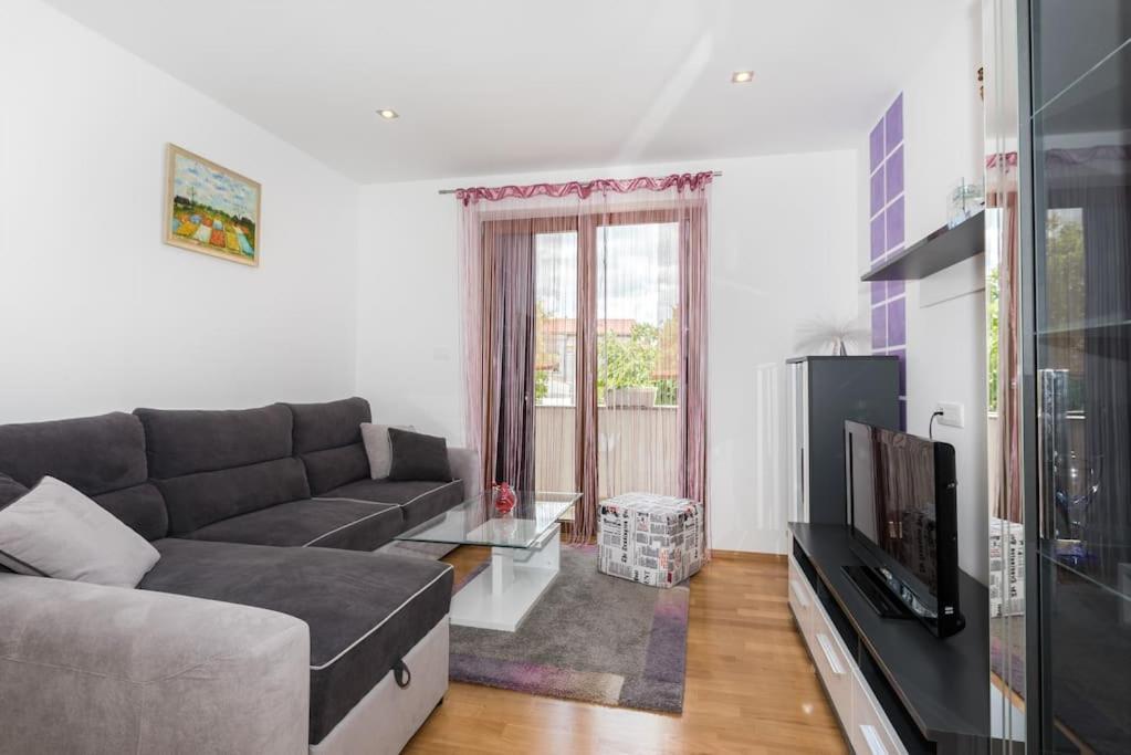 One Bedroom Apartment Kristina Labin  Exterior foto